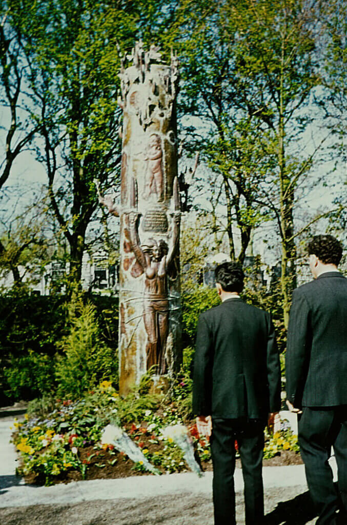 Levensboom, geschonken door Georgiërs, ter nagedachtenis van de slachtoffers