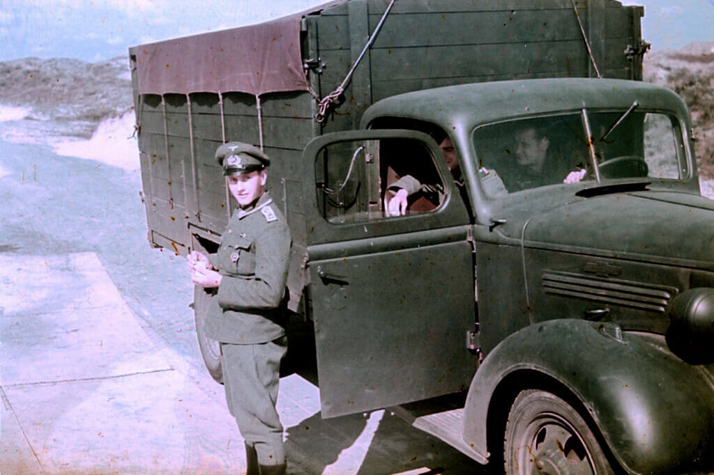 Militaire vrachtauto (vergelijkbaar met de auto waarmee de Texelaars zijn afgevoerd)