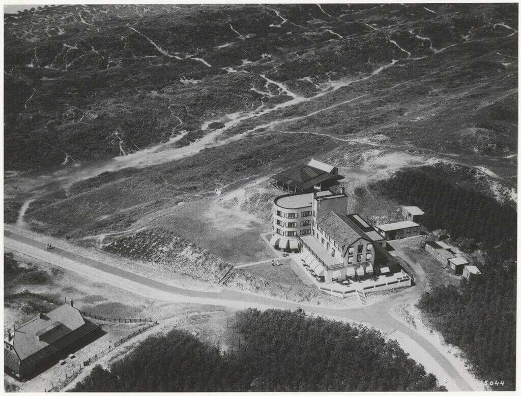 Luchtfoto van het oude hotel Juliana